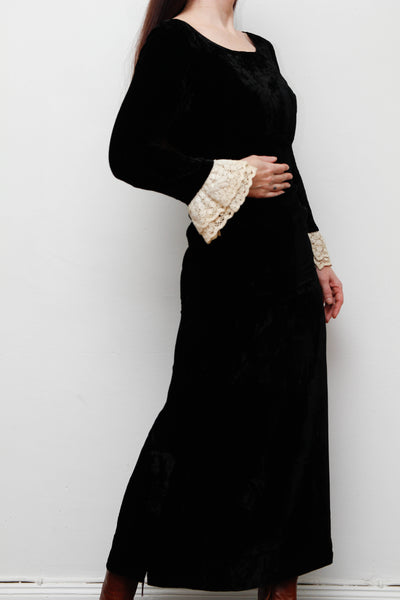 Vintage 1970s Jean Allen Black Velvet Dress – Cream Lace Cuffs, Gothic Elegance, Fully Lined, Zip Back