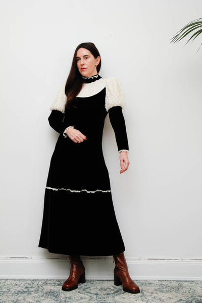 Vintage Black Velvet Gothic Dress – Dramatic Mutton Sleeves, Cream Lace Collar, Bohemian