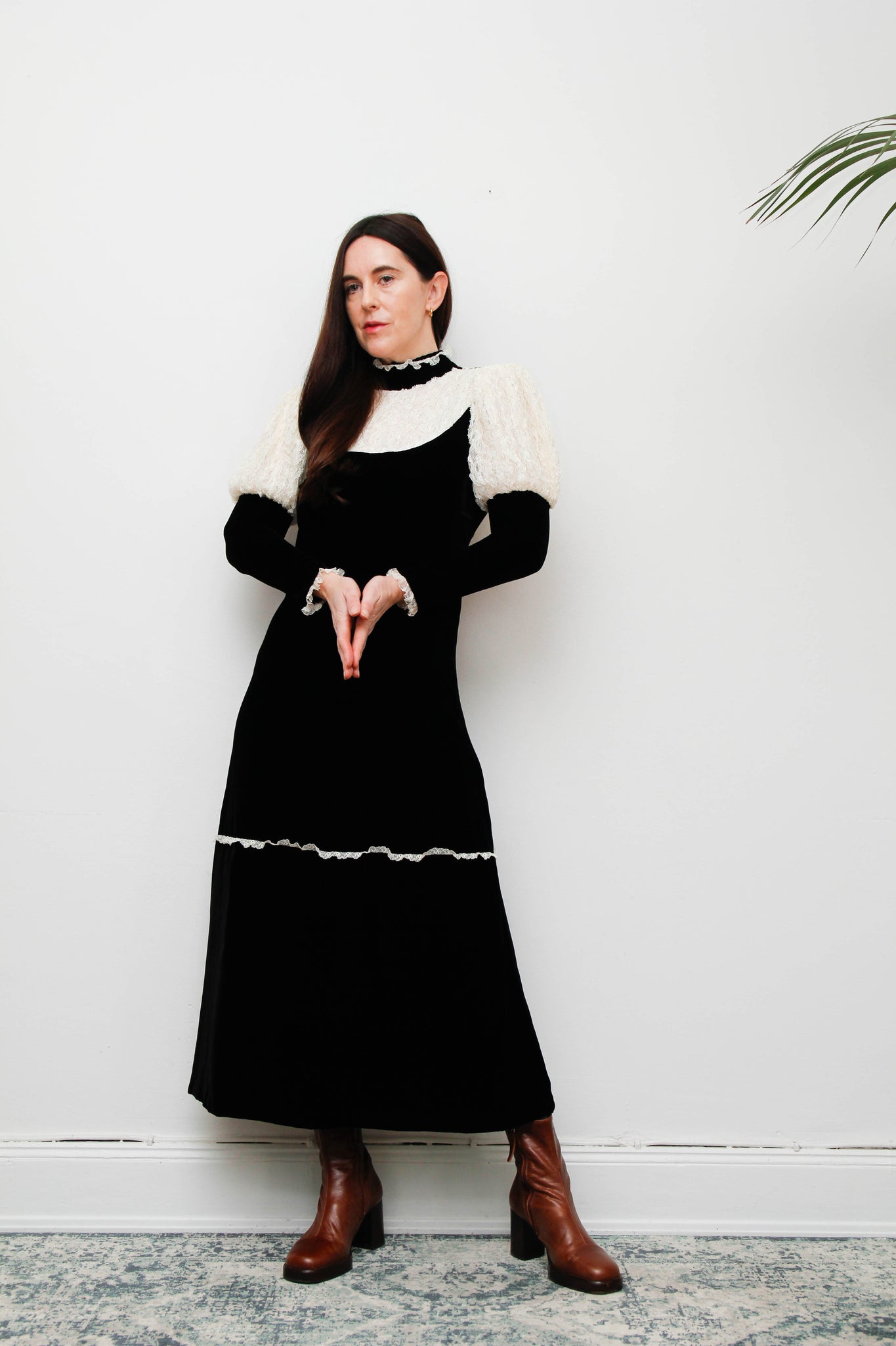 Vintage Black Velvet Gothic Dress – Dramatic Mutton Sleeves, Cream Lace Collar, Bohemian