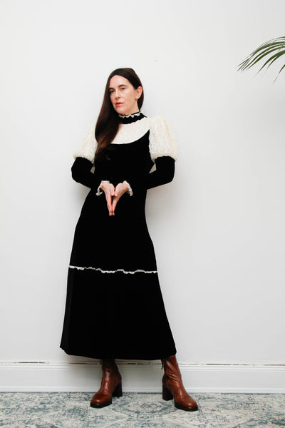 Vintage Black Velvet Gothic Dress – Dramatic Mutton Sleeves, Cream Lace Collar, Bohemian