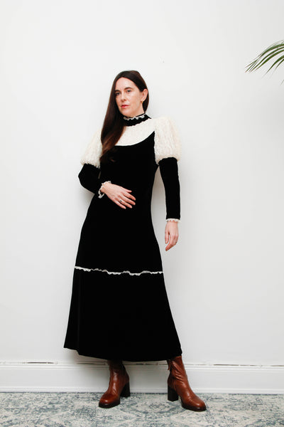 Vintage Black Velvet Gothic Dress – Dramatic Mutton Sleeves, Cream Lace Collar, Bohemian