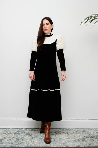 Vintage Black Velvet Gothic Dress – Dramatic Mutton Sleeves, Cream Lace Collar, Bohemian