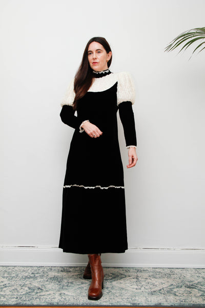 Vintage Black Velvet Gothic Dress – Dramatic Mutton Sleeves, Cream Lace Collar, Bohemian
