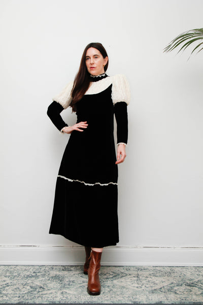 Vintage Black Velvet Gothic Dress – Dramatic Mutton Sleeves, Cream Lace Collar, Bohemian