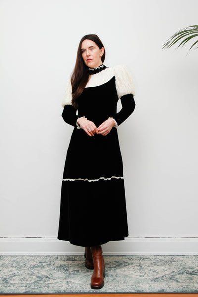 Vintage Black Velvet Gothic Dress – Dramatic Mutton Sleeves, Cream Lace Collar, Bohemian