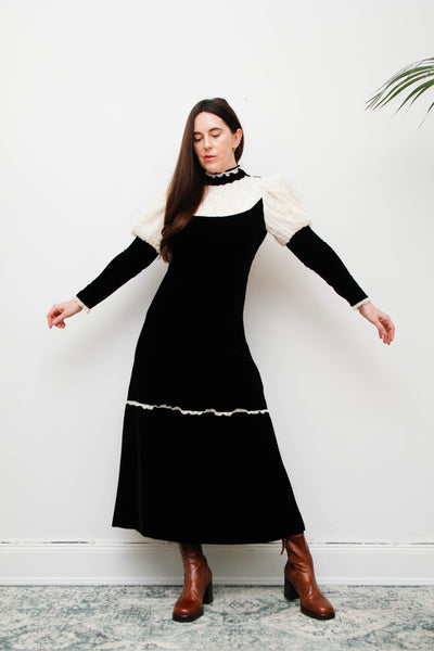 Vintage Black Velvet Gothic Dress – Dramatic Mutton Sleeves, Cream Lace Collar, Bohemian