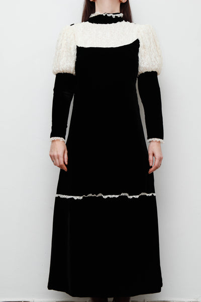 Vintage Black Velvet Gothic Dress – Dramatic Mutton Sleeves, Cream Lace Collar, Bohemian