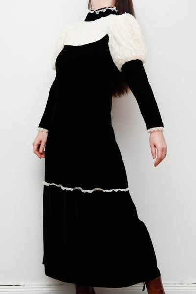 Vintage Black Velvet Gothic Dress – Dramatic Mutton Sleeves, Cream Lace Collar, Bohemian