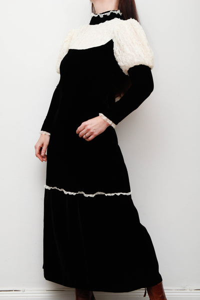 Vintage Black Velvet Gothic Dress – Dramatic Mutton Sleeves, Cream Lace Collar, Bohemian
