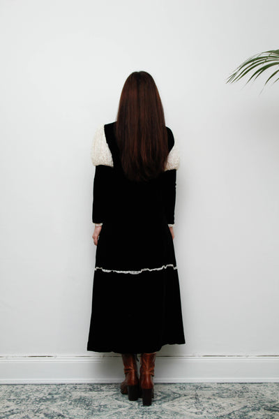 Vintage Black Velvet Gothic Dress – Dramatic Mutton Sleeves, Cream Lace Collar, Bohemian