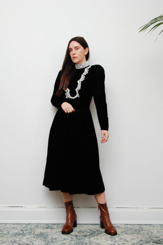 Vintage 1970s Black Velvet Gothic Dress – Victorian Lace Collar
