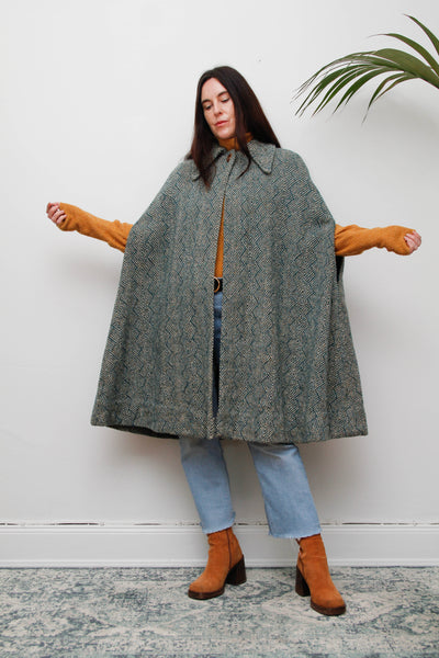 1970s Vintage Houndstooth Wool Cape – Blue & Green Tartan